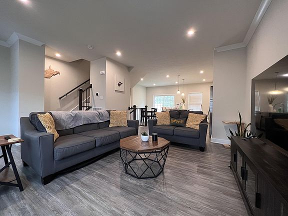 3rd image of 217 Stonehurst Dr #1