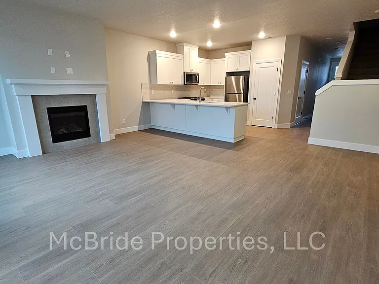 1126 Lilium Ln — Photo 3