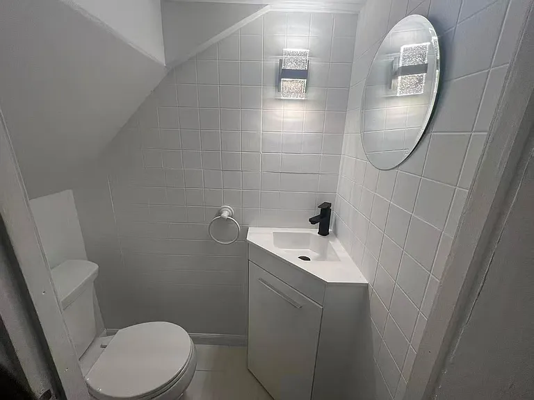 1/2 Bathroom