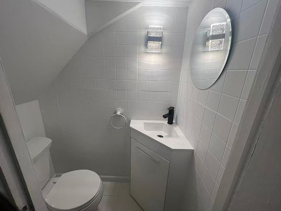 1/2 Bathroom