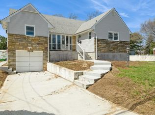 15 Kirkwood Dr, Glen Cove, NY 11542