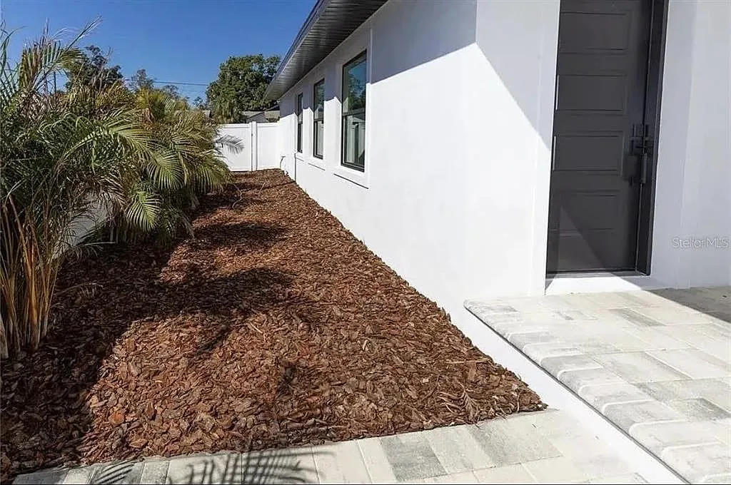 3 bed, 2.0 bath, 1200 sqft, $2,395 — Photo 2
