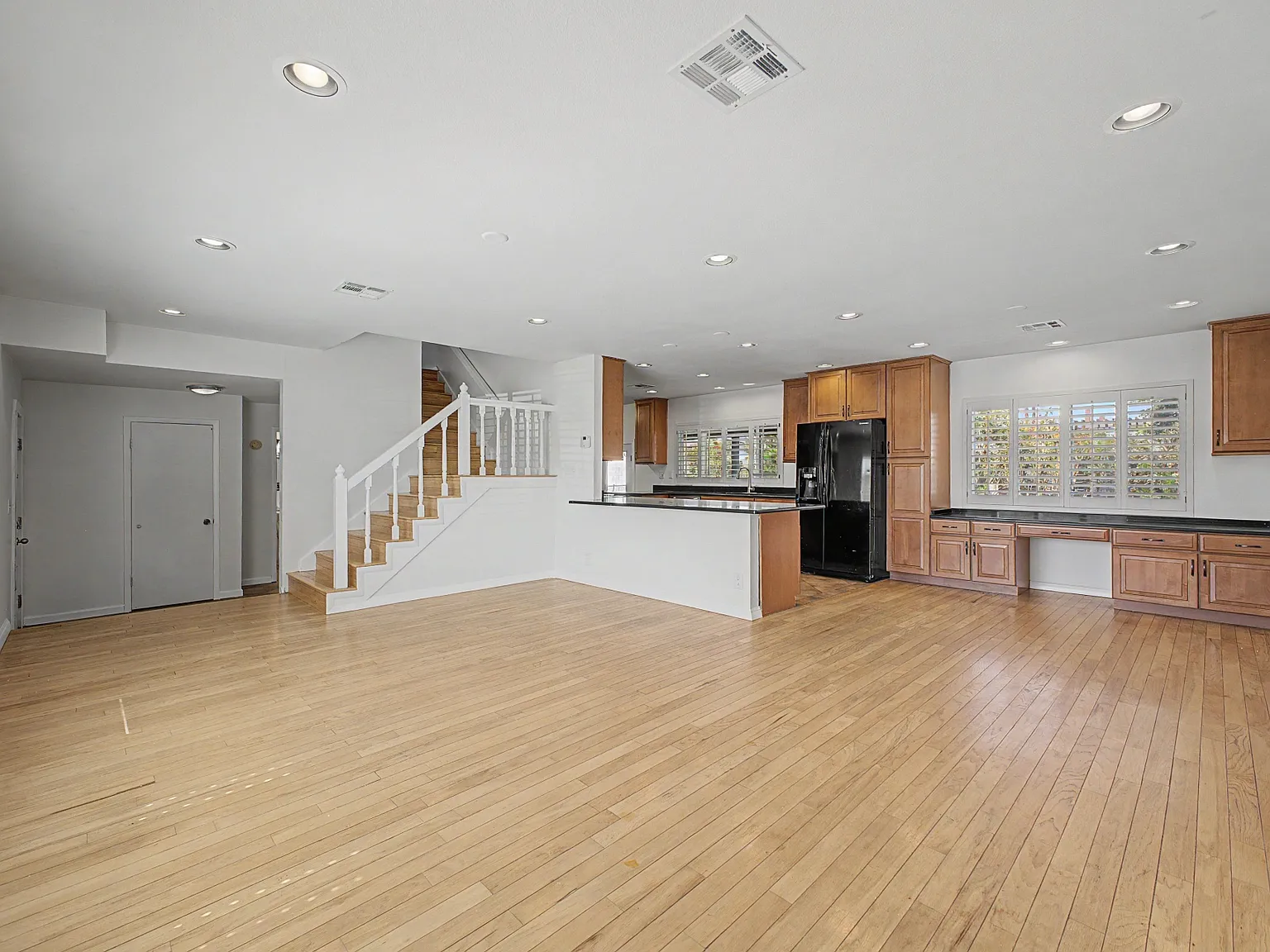 4 bed, 2.5 bath, 2240 sqft, $3,000 — Photo 4