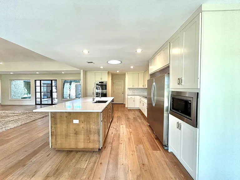9108 Balcones Club Dr — Photo 8
