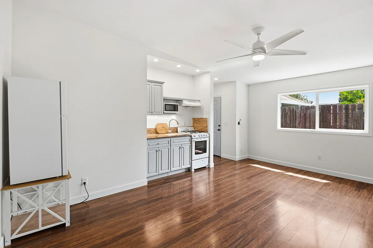 Building Photo - 528 W Maplewood Ave #A