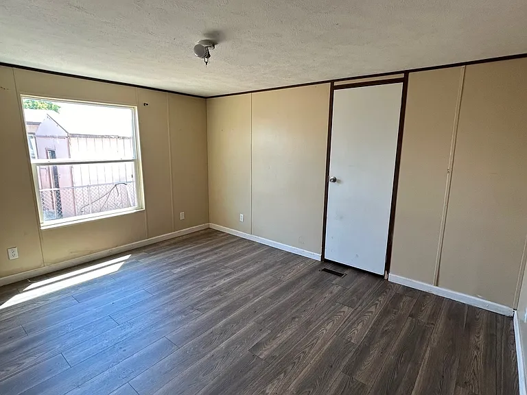 12727 W Glendale Ave — Photo 8