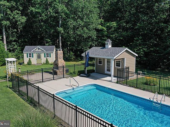 3rd image of 18084 White Oak Dr