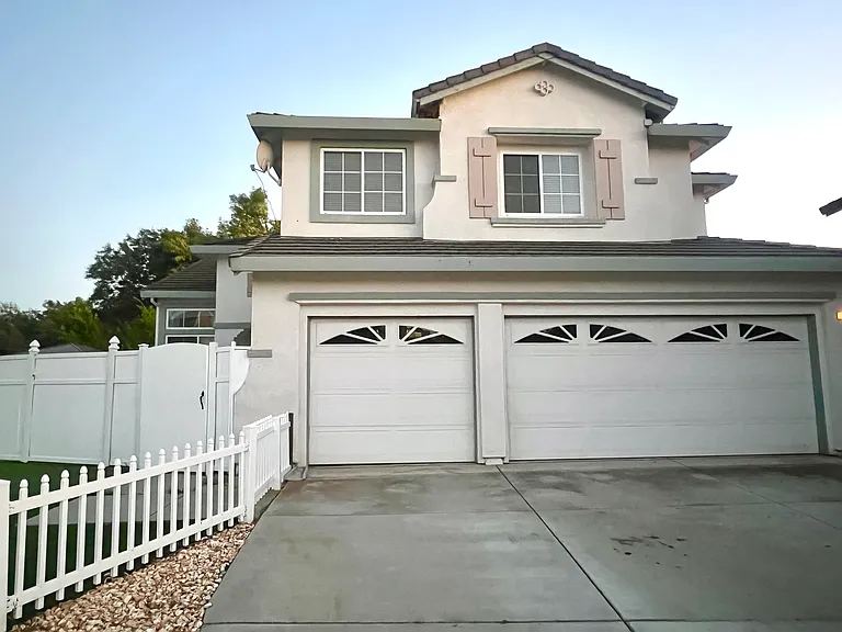 901 Hillock Ct — Photo 3