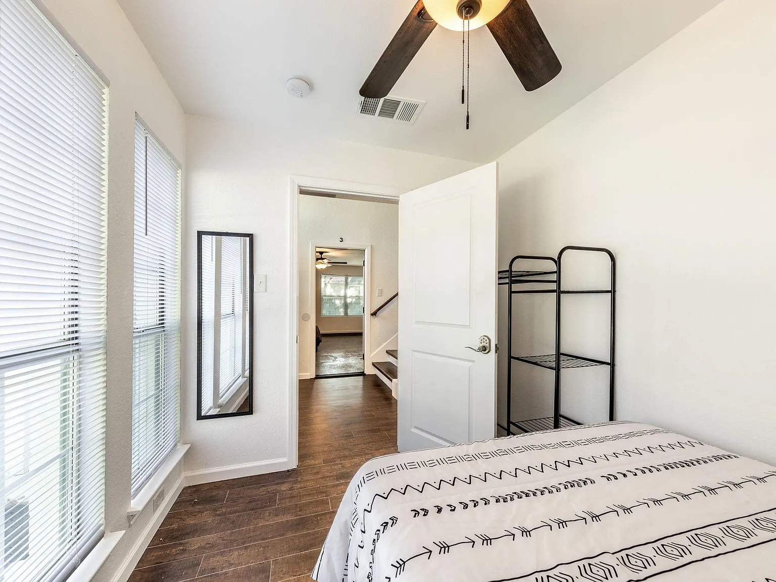 4 bed, 3.0 bath, $836 — Photo 2