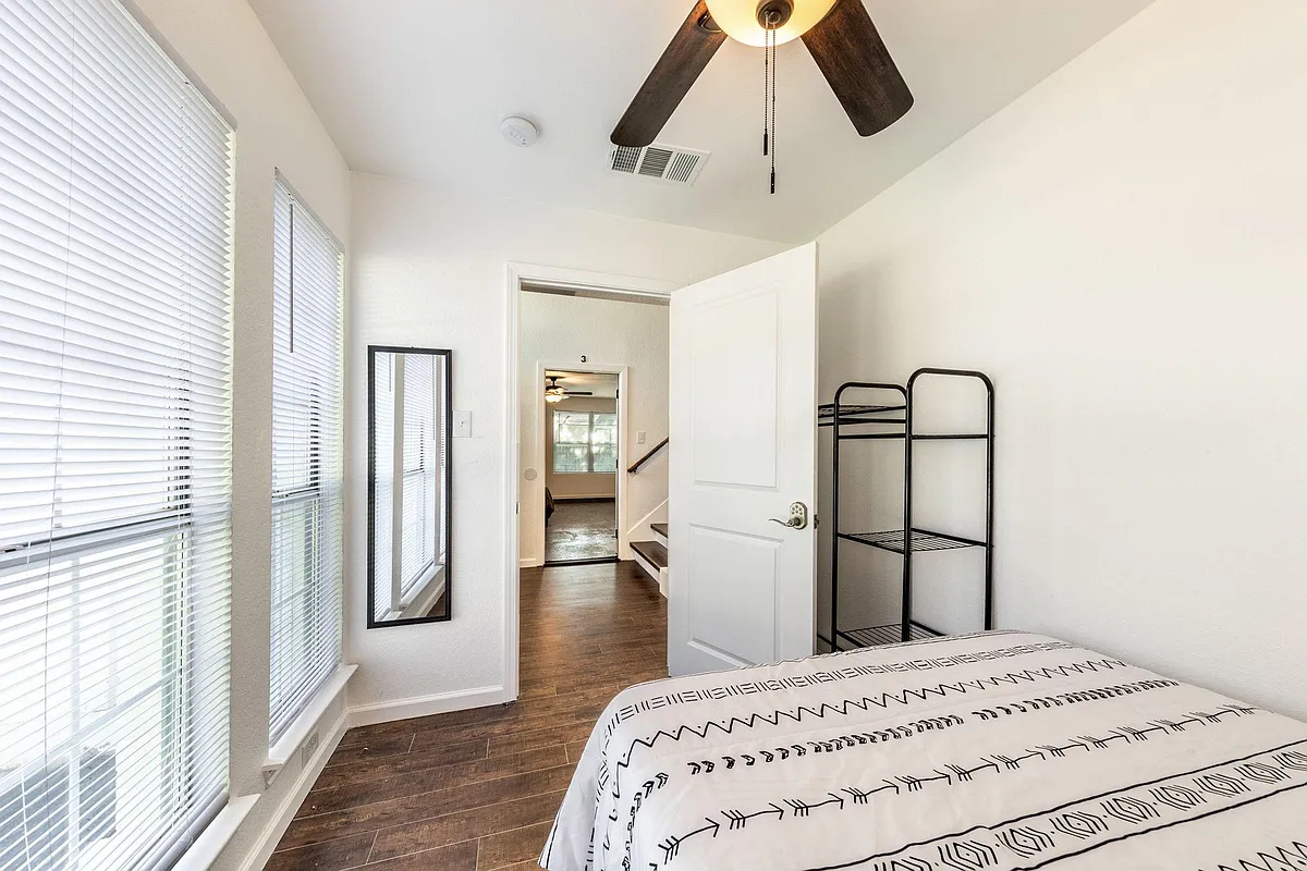 Stand up wardrobe and mirror included - Hayden Way