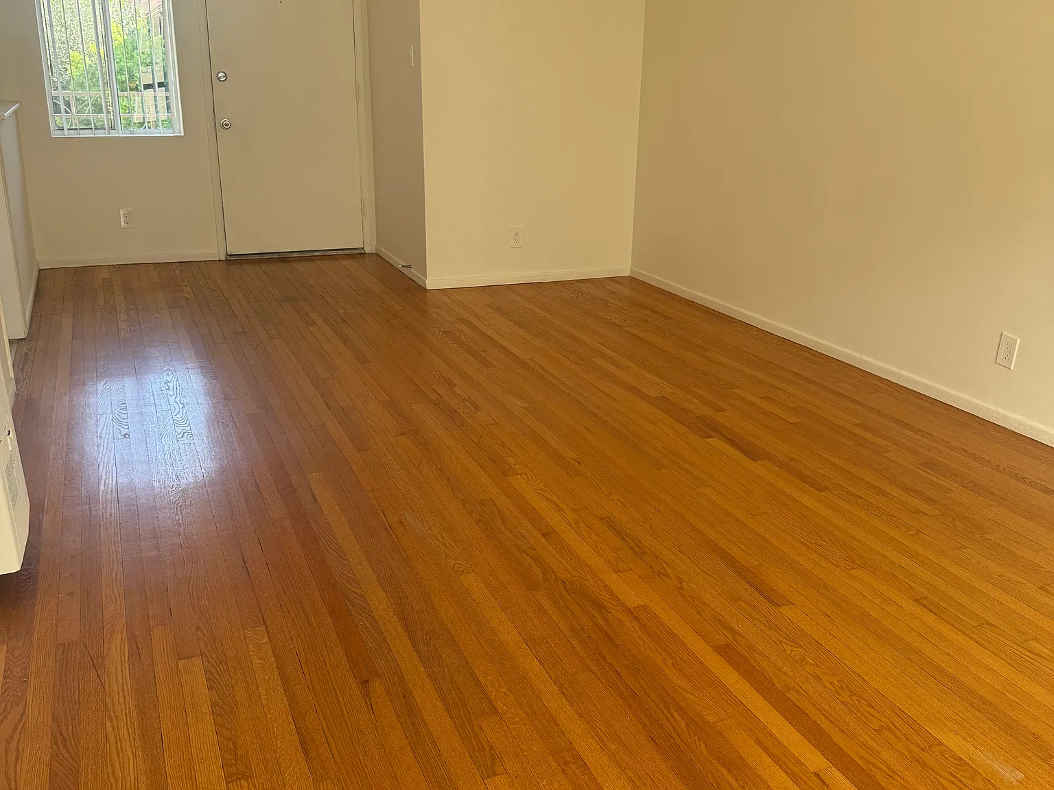 5525 Carlton Way Apartments — Photo 2