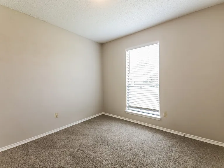 2524 Park Valley Dr — Photo 13