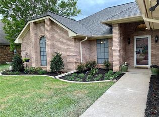 1313 Concho Dr, Benbrook, TX 76126