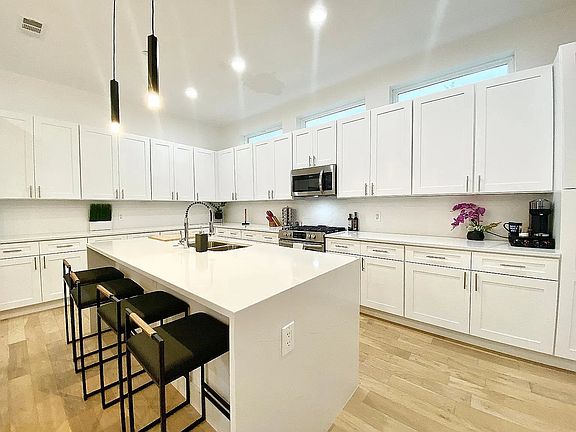 5th image of 4223 Delano Pl #104