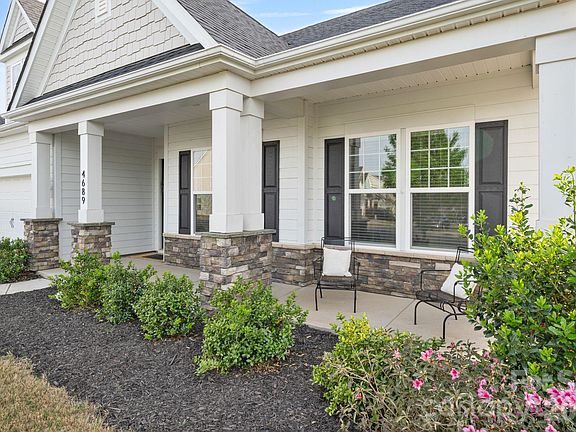 3rd image of 4689 Kingswood Dr