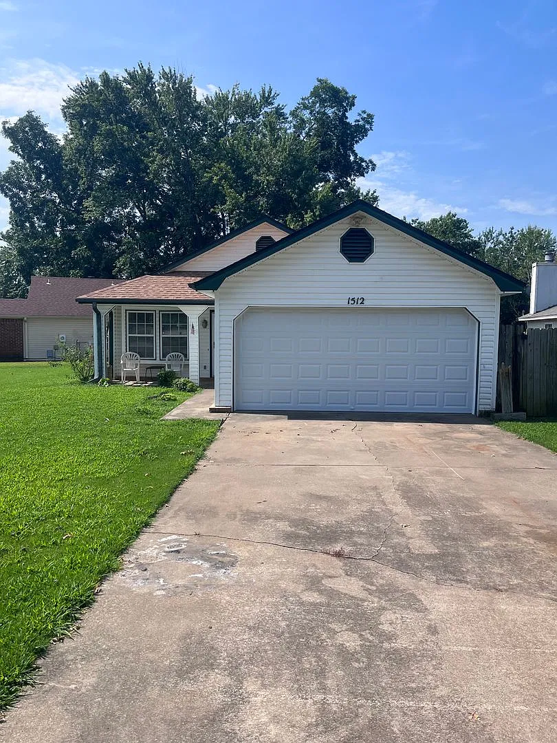 2 bedroom House with fenced in yard — Photo 1