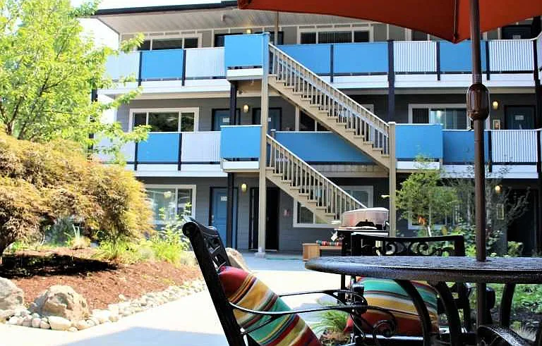 Azure Apartments — Photo 12