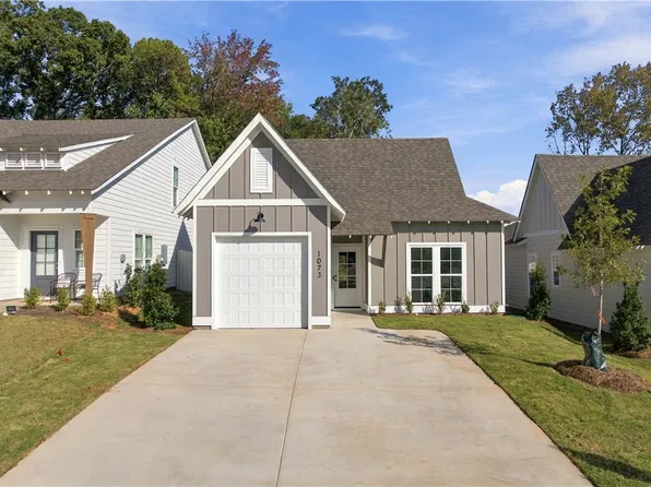 1073 Woodland Ln, Opelika, AL 36801