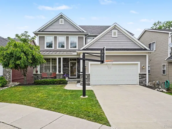 220 Turnberry Ct, Milford, MI 48381