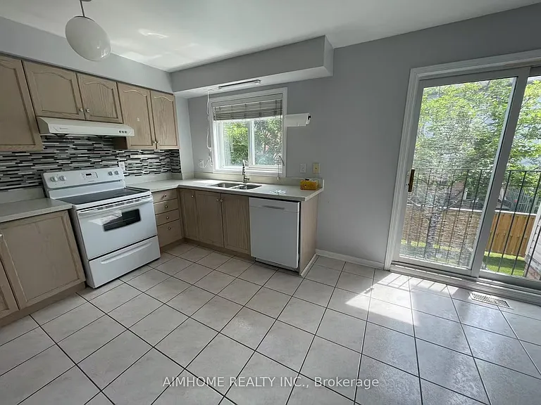 80 Acorn Pl #112 — Photo 3