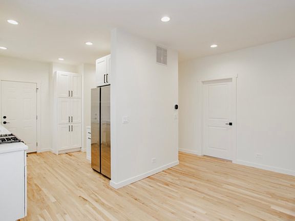 4th image of 6677 N Oliphant Ave #401