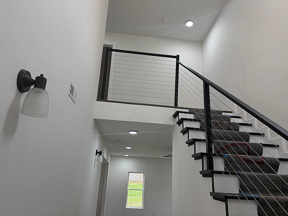 5th image of 512 Moore Rd