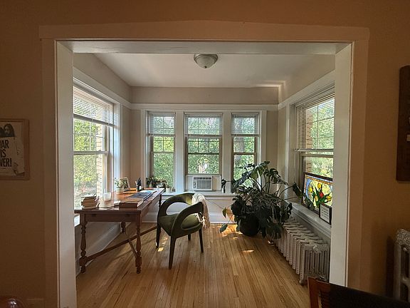 4th image of 906 Seward St APT 3