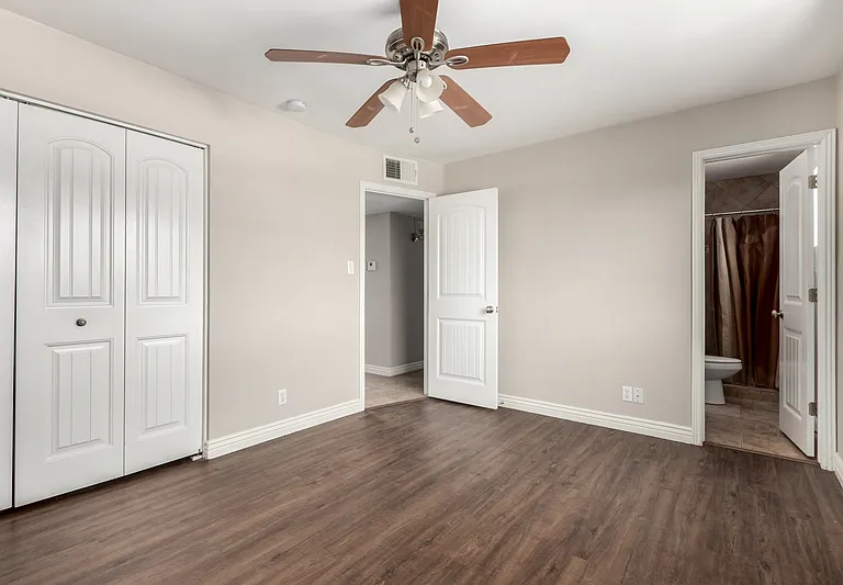 352 E Beatryce St — Photo 17