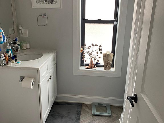 3rd image of 1226 W Sherwin Ave #1N