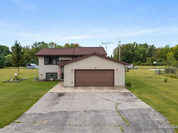 19947 W Lake Montcalm Rd, Howard City, MI 49329