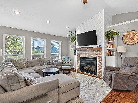 3rd image of 4879 Suzanne Ct