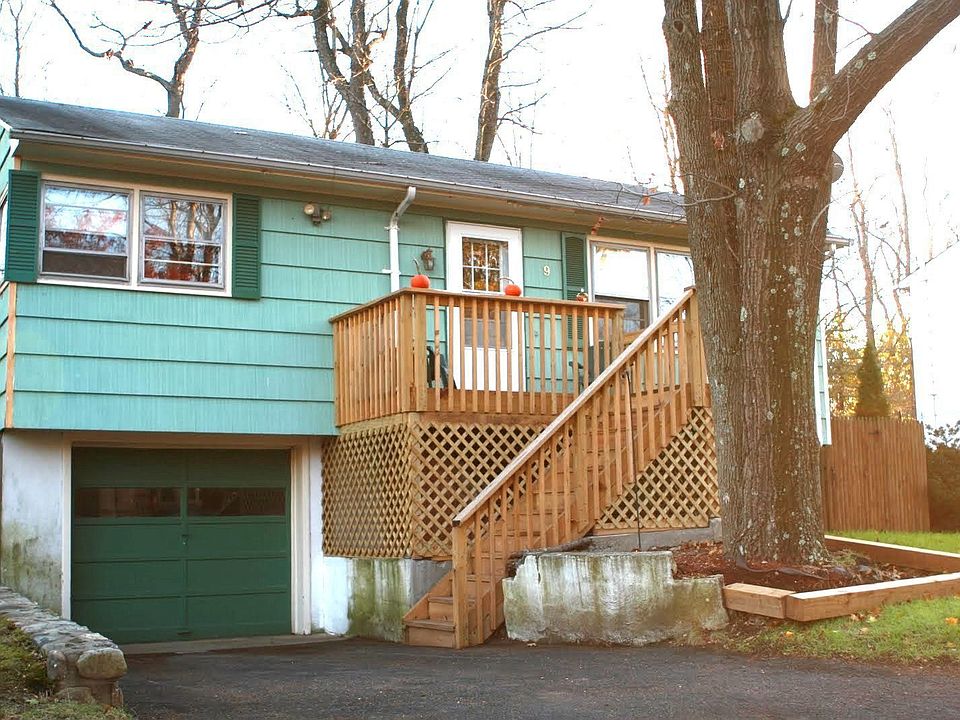 Front of this Ranch style home