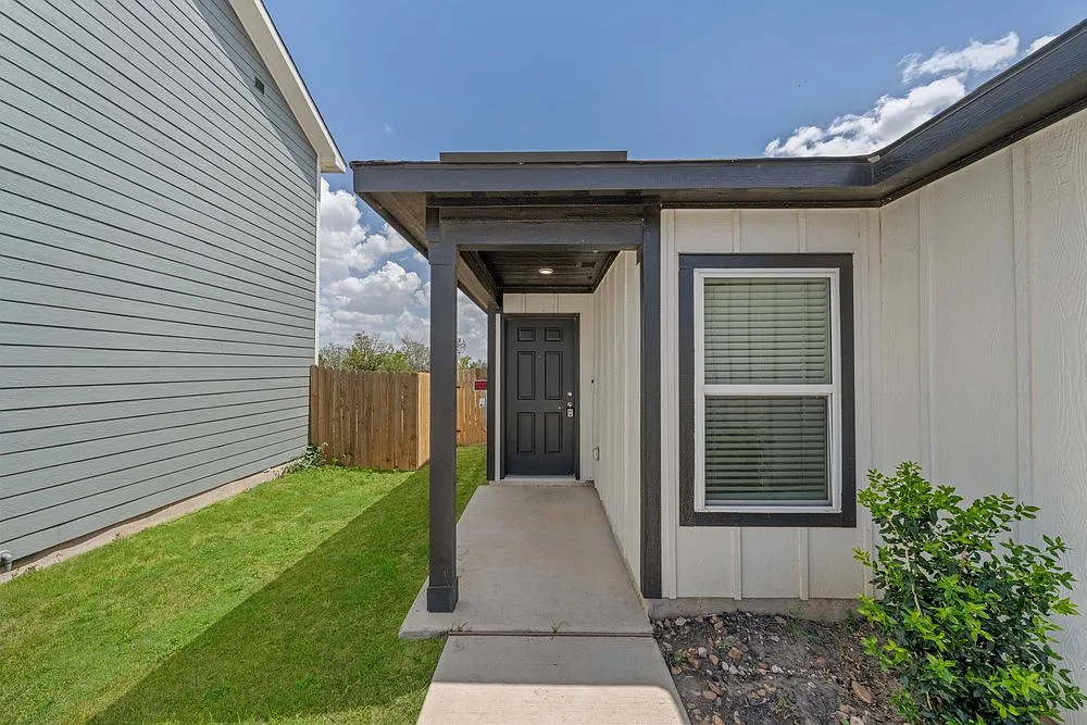 Charming 3-Bed Cottage with Fenced Yard & Garage in San Antonio Modern Kitchen, Washer/Dryer Incl... — Photo 3