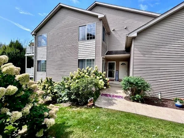 5989 Fox Basin Rd, Rockford, IL 61108