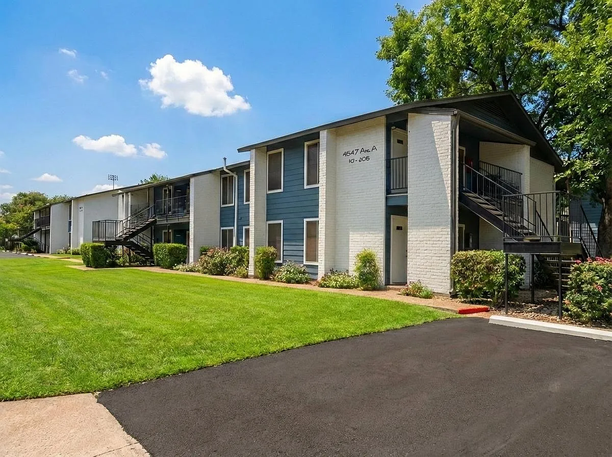 2 bed, 838 sqft, $1,445 — Photo 1