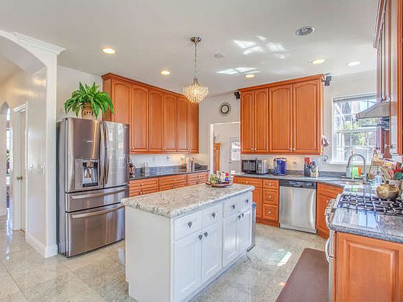 5th image of 325 Berkshire Dr
