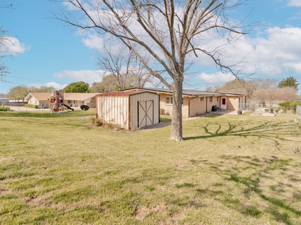 1106 Garlington St, Bowie, TX 76230