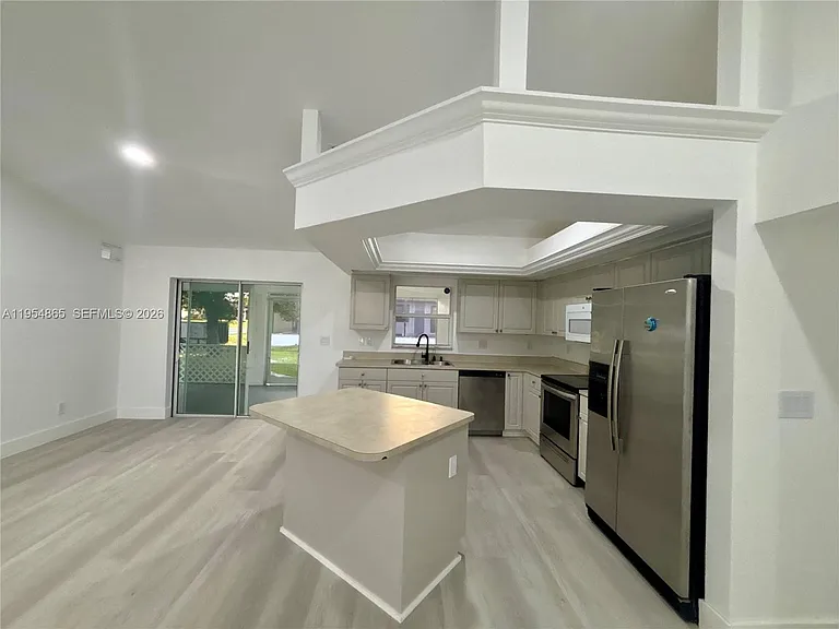 142 SW 34th Pl — Photo 3