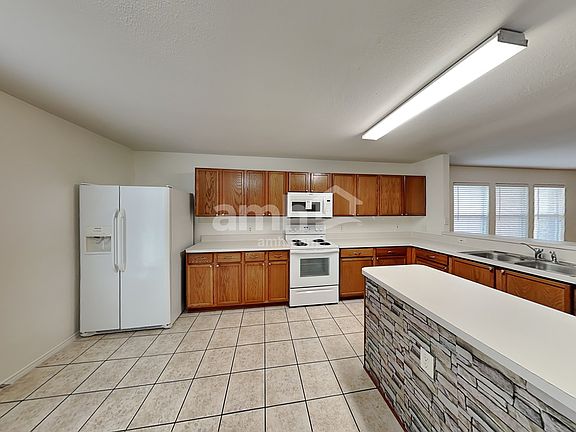 4th image of 1591 Thornhill Ln