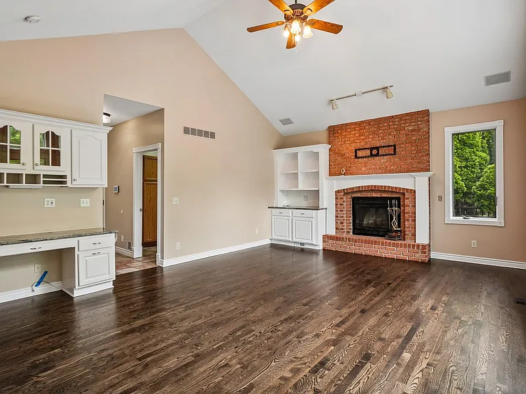 1819 Brookview Dr — Photo 14