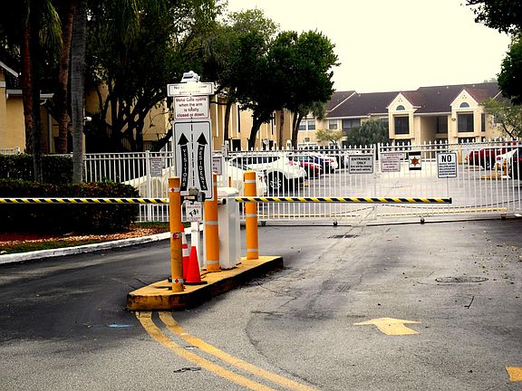 Gate