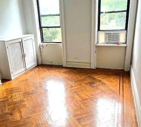 2nd image of 302 Windsor Pl #2