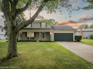 3260 Regency Dr, Orion, MI 48359