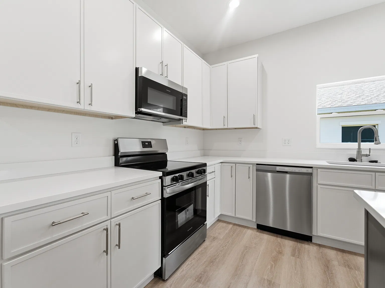 4 bed, 2.5 bath, 2026 sqft, $2,500 — Photo 4