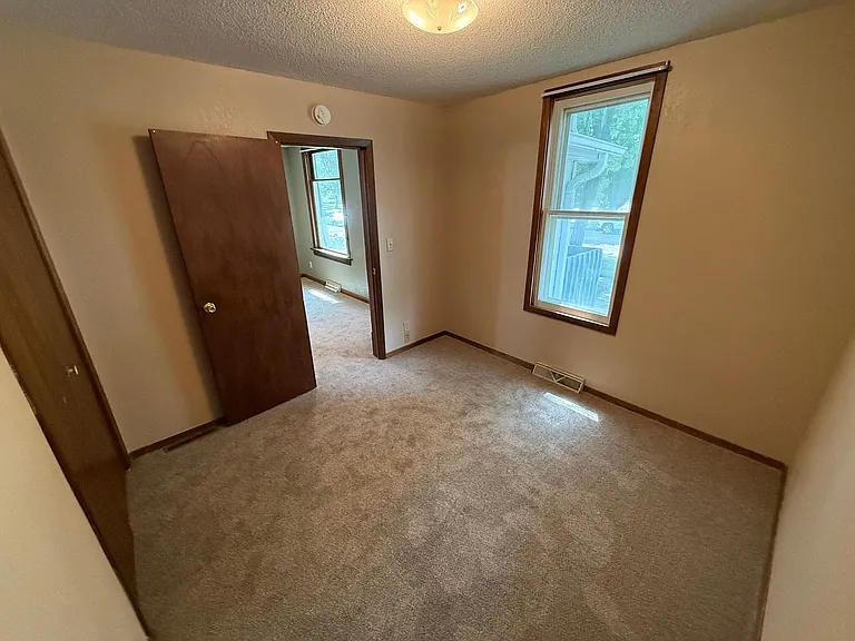 721 E Kemp Ave — Photo 8