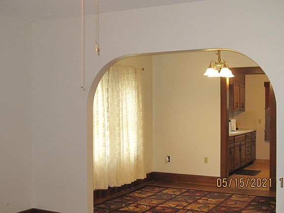 Dining room to kitchen