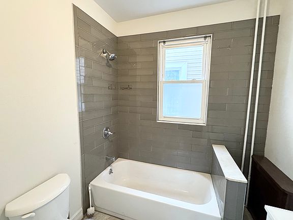 3rd image of 952 Post Ave #1