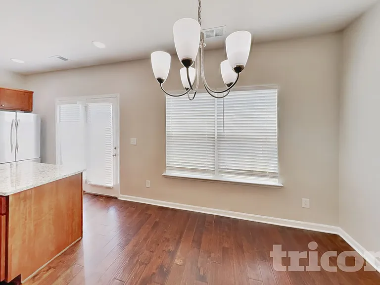 305 Woodfern Ct — Photo 4
