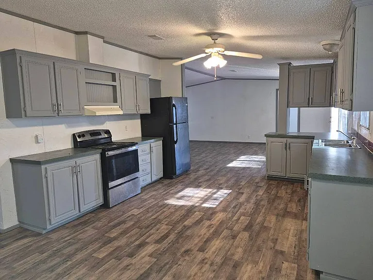 209 S Avenue B #18 — Photo 3