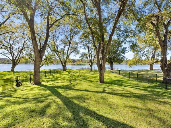 327 Meadowlakes Dr, Meadowlakes, TX 78654